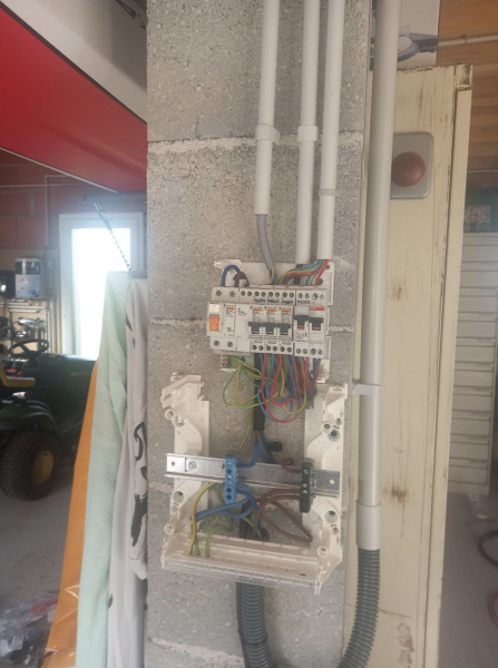 Raccordement et branchement panneaux photovoltaïques sur tableau secondaire en Occitanie : pas besoin de tirer un nouveau câble grâce au tableau divisionnaire à Albi (81) ?