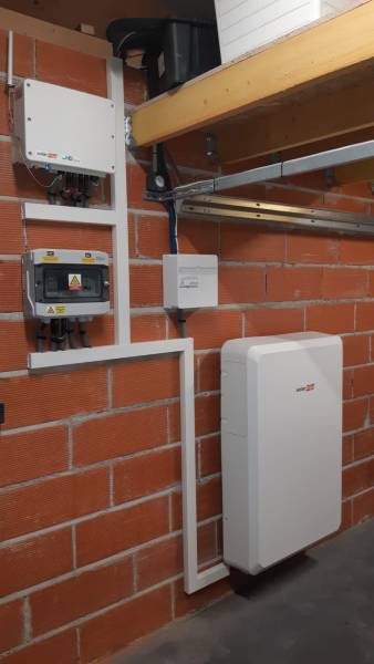 Batterie trop chère, dangereuse et encombrante ? On dément ces mythes sur le stockage d’énergie photovoltaïque avec vous à Albi (81)