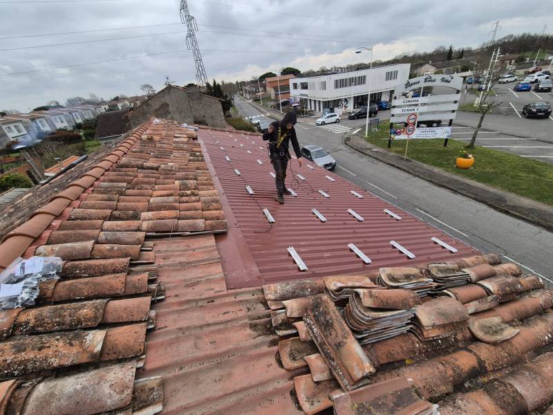 Poser des panneaux solaires BISOL 400 Wc rouges sur une toiture tuiles canal pour répondre aux exigences des ABF sur notre chantier à Saint-Lys en Haute-Garonne (31) ?