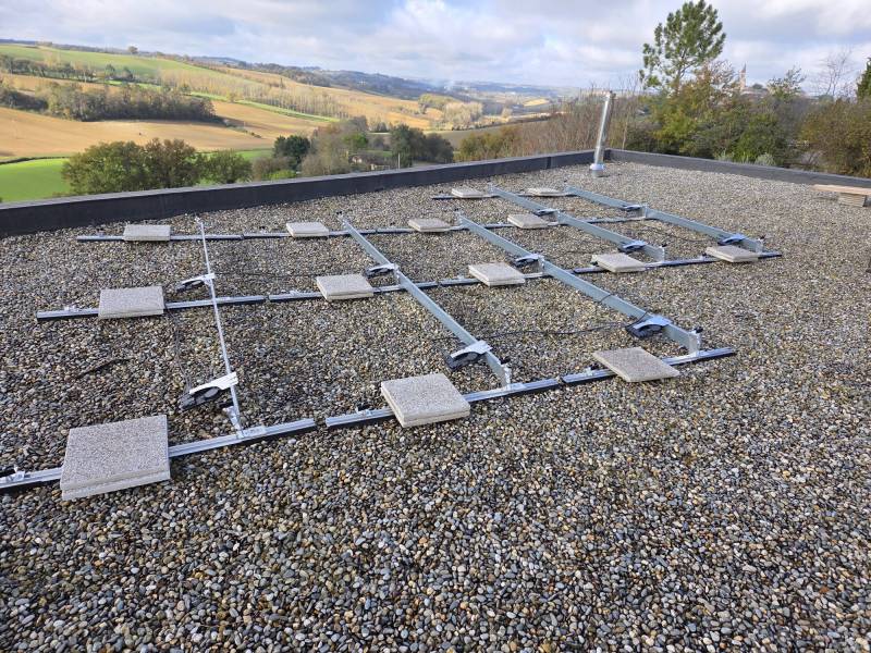 Installation solaire sur toit plat dans le Tarn (81) : notre chantier pour la pose d’une centrale photovoltaïque 5kWc à Cordes-sur-Ciel