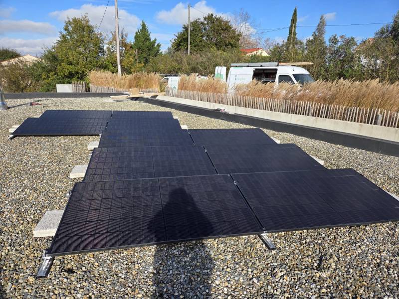 Installation solaire sur toit plat dans le Tarn (81) : notre chantier pour la pose d’une centrale photovoltaïque 5kWc à Salvagnac