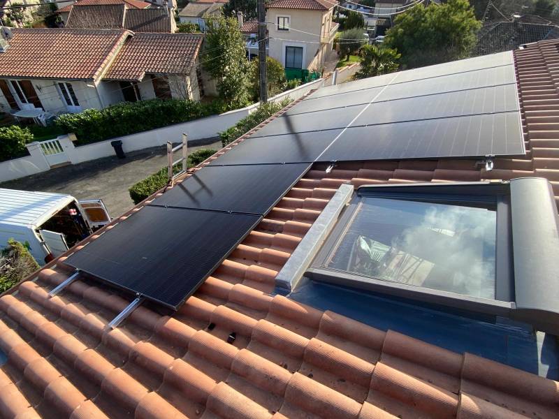 Chantier d’installation de centrale solaire Dualsun/Huawei 5kWc avec son EMS gestionnaire d'énergie intelligent EMMA-A02 à L’Union (31)