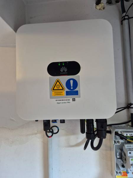 Chantier d’installation de centrale solaire Dualsun/Huawei 5kWc avec son EMS gestionnaire d'énergie intelligent EMMA-A02 à Montastruc-la-Conseillère (31)