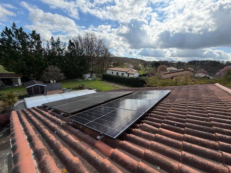 On a ajouté 4 panneaux solaires 425Wc à cette centrale photovoltaïque à Montberon (31) : et si vous augmentiez votre production d’énergie solaire ?