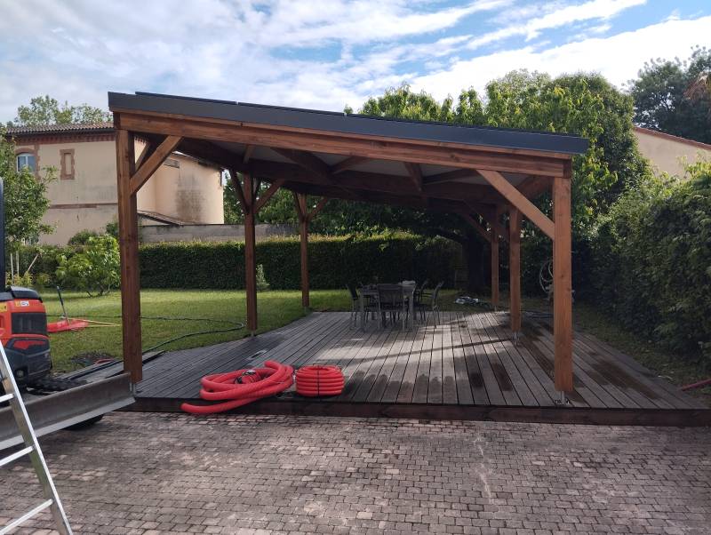 Pose ombrière solaire en Haute-Garonne : une terrasse à l’abri et sa propre production d’électricité photovoltaïque pour client à Portet-sur-Garonne (31)