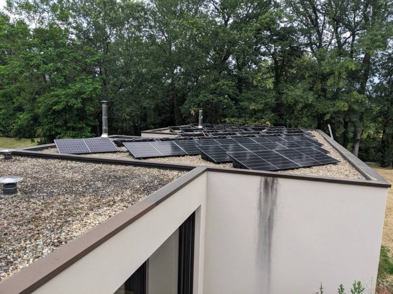 Pose d’une centrale solaire de 16kWc avec ses batteries Huawei et sa borne de recharge à Viterbe (81)