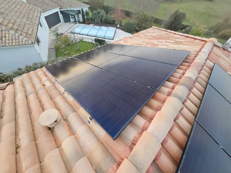 On a agrandi la centrale solaire de notre client à Bouloc (31) avec l’ajout de 18 panneaux photovoltaïques 500Wc de DualSun !