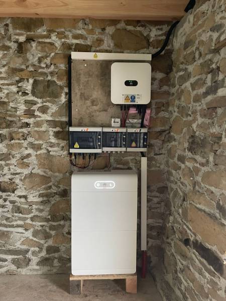 Cette installation solaire dotée d’un SmartGuard et de l’EMS EMMA de Huawei Fusion Solar est complètement autonome à Saing-Girons (09) ?