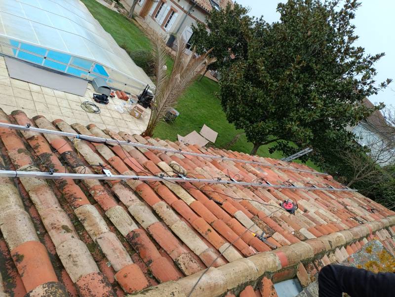 Pose d’une centrale 7,5kWc avec panneaux solaires DualSun et onduleur Huawei Fusion Solar triphasé à Fenouillet (31)